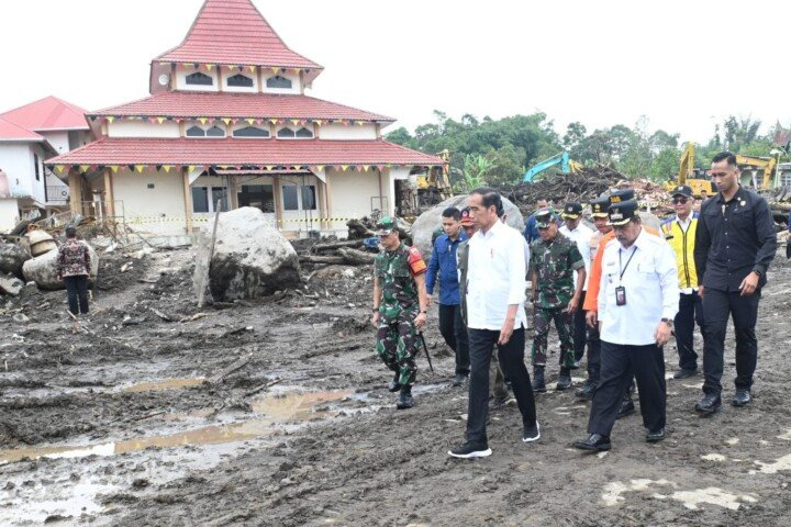 Presiden dan Ibu Negara Tinjau Area Terdampak Longsor dan Banjir Bandang di Agam
